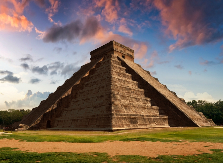 A Kukulkán-piramis fény-árnyék játéka a tavaszi napéjegyenlőségkor